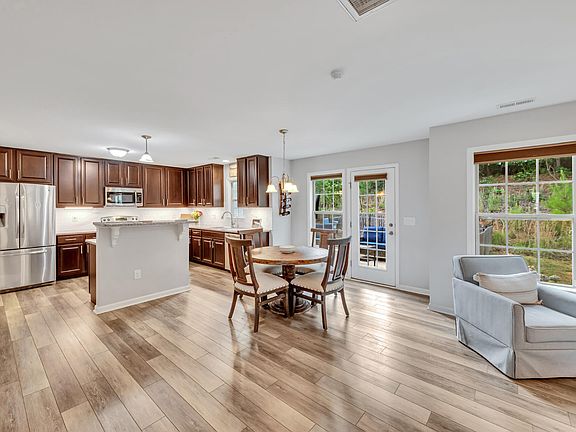 3rd image of 906 Ribbonleaf Ln