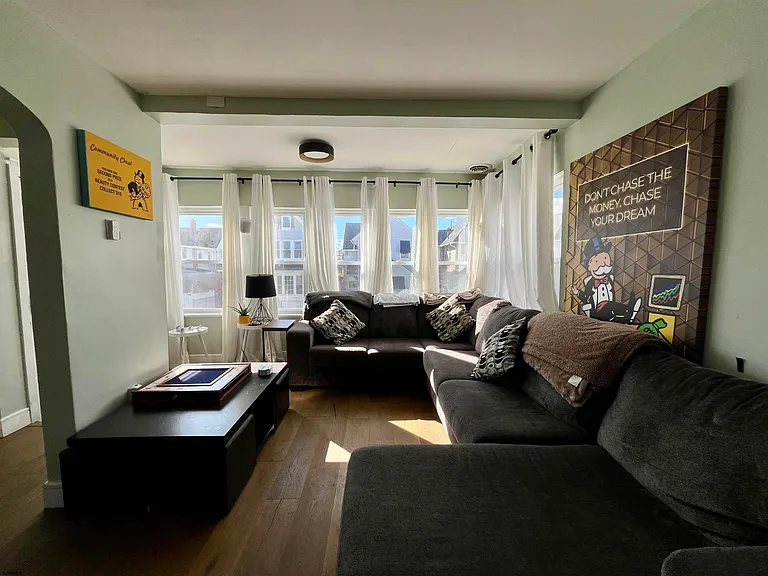 105 N Windsor Ave — Photo 3