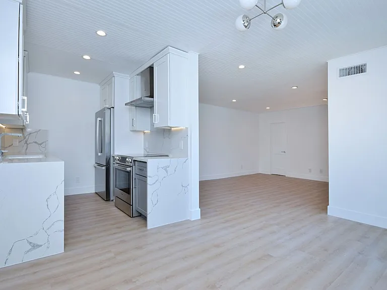 A Santa Monica Sanctuary: 834 Fourth Street — Photo 1