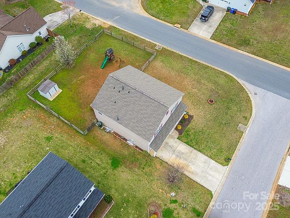 3rd image of 552 Montgomery Dr