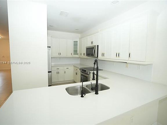 4th image of 10436 NW 61st Ln #Townhouse 10436