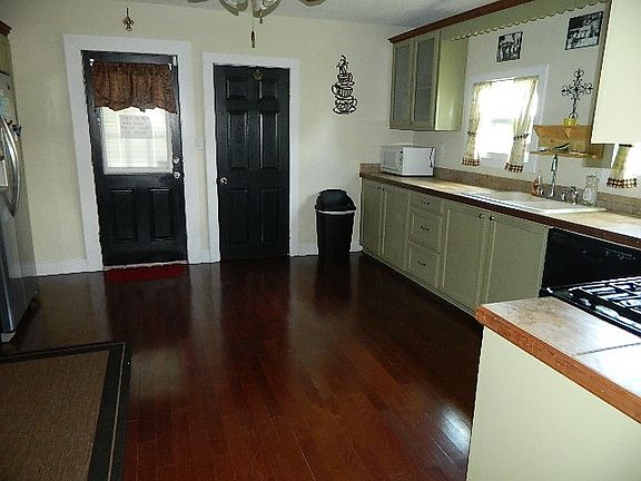 3rd image of 604 Magnolia St