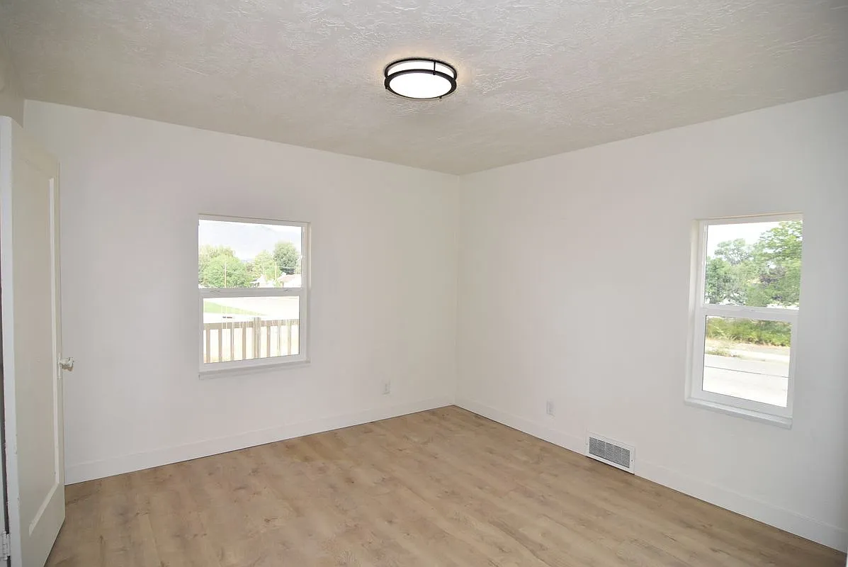 2 bed, 1.0 bath, 891 sqft, $1,350 — Photo 3
