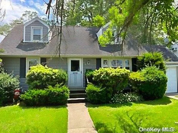 12 Chester Lane, Farmingdale, NY 11735
