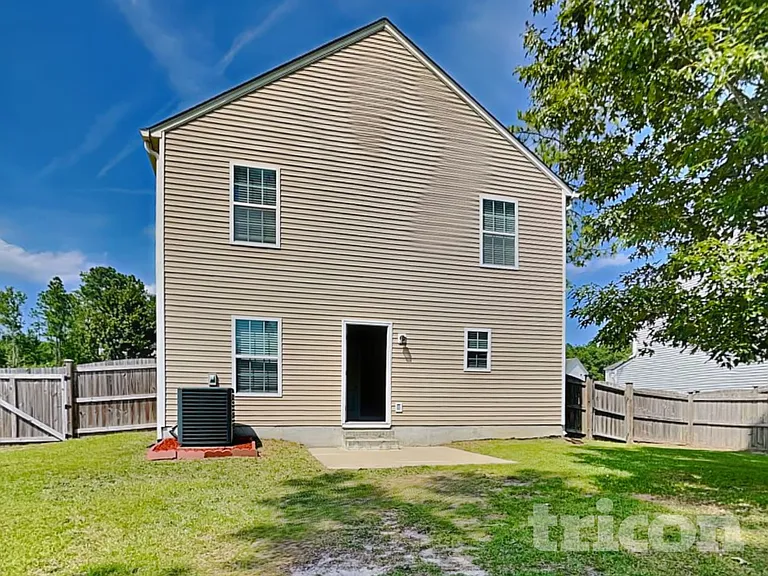 241 Saskatoon Dr — Photo 20