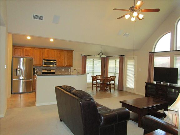 4th image of 202 Edinborough Dr
