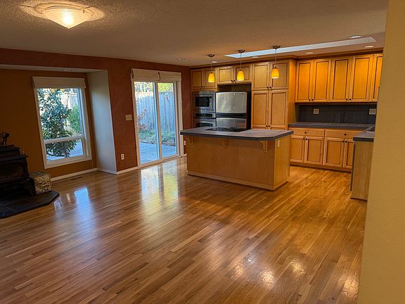 5th image of 475 NE Hillwood Dr