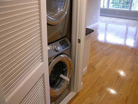 4th image of 4713 Broadway #1
