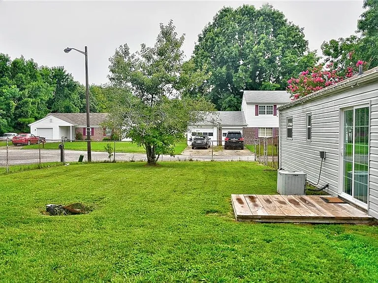 1093 Salisbury Dr — Photo 14