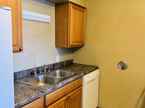 2nd image of 1014 E Main St #4