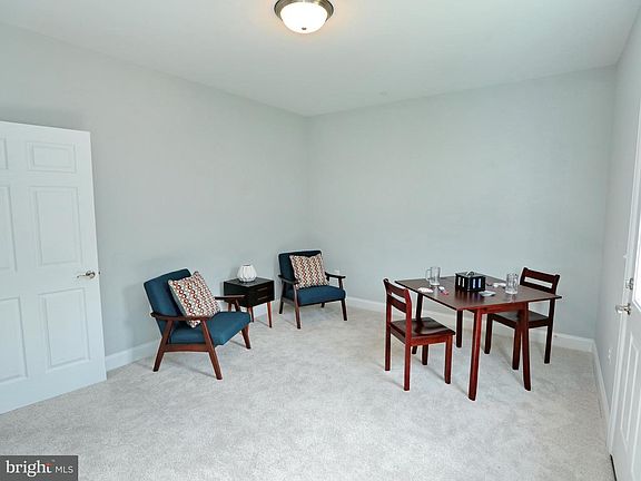 5th image of 133 Wheatfield Dr