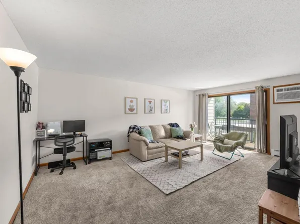 4 Pine Tree Dr APT 212, Arden Hills, MN 55112