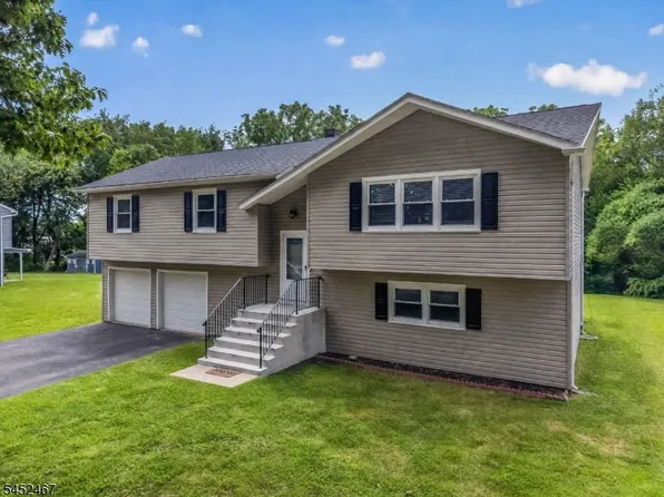 30 Wordsworth Ln, Lopatcong Twp., NJ 08865