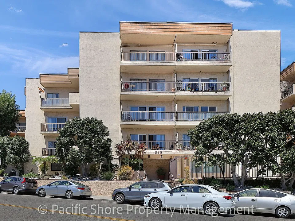 612 S Barrington Ave #215