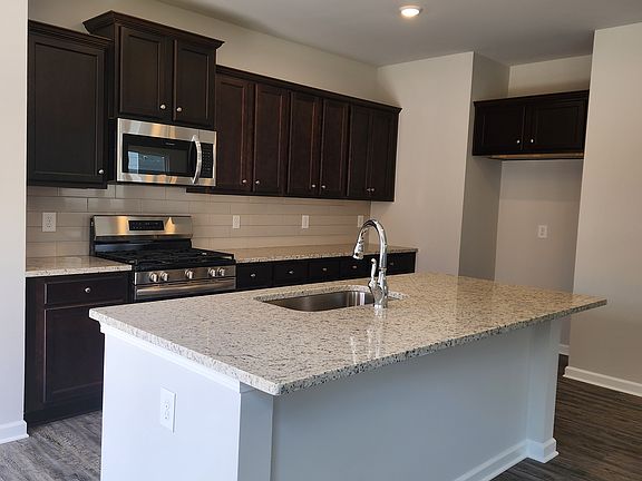 5th image of 48 Shelter Ln E