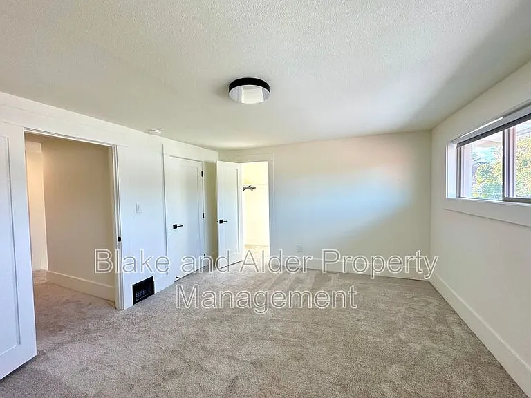 3556 NE Sandy Blvd — Photo 11