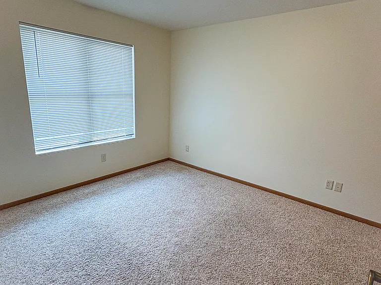 1012 W Shorewood Dr — Photo 8