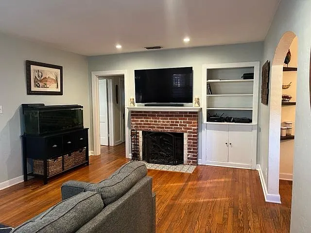 705 Daniels Ave — Photo 3