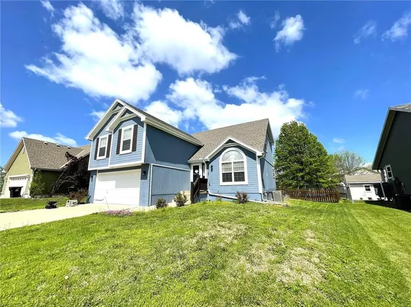 711 Shamrock Ln, Warrensburg, MO 64093