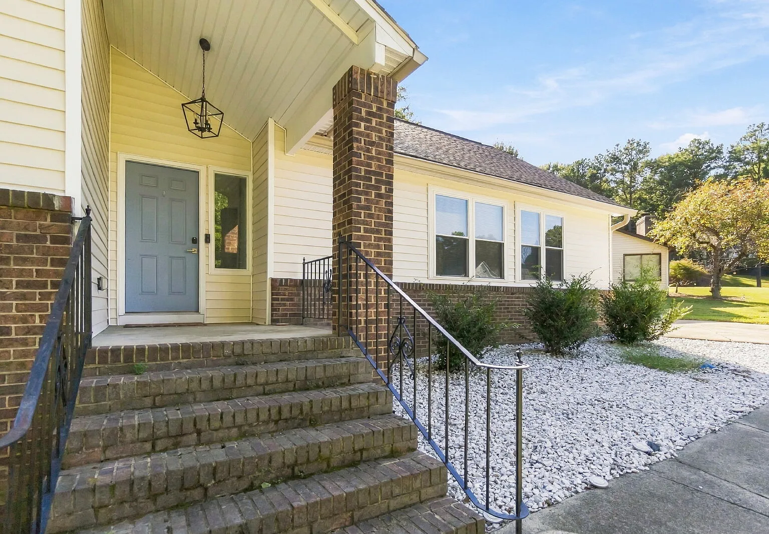 3 bed, 2.0 bath, 1665 sqft, $2,500 — Photo 2