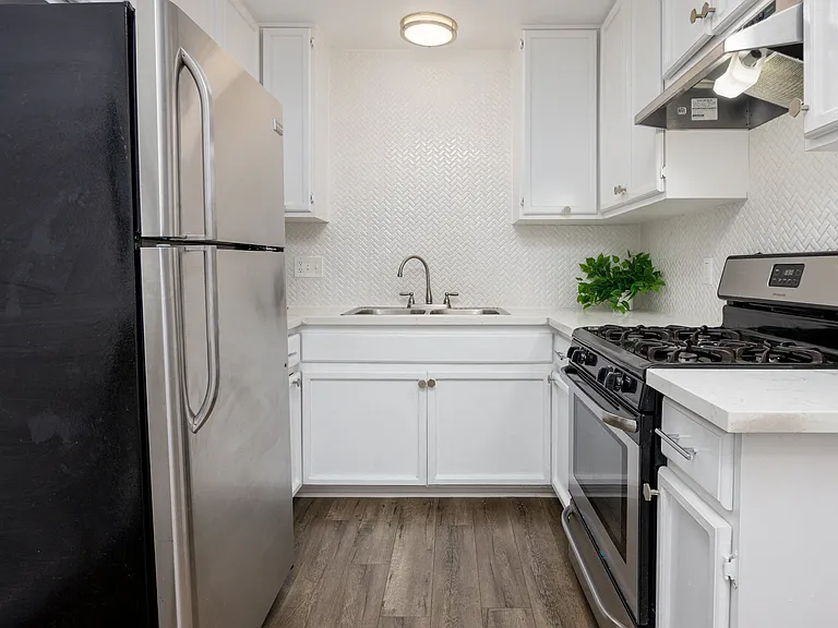 6021 Carlton Way — Photo 10