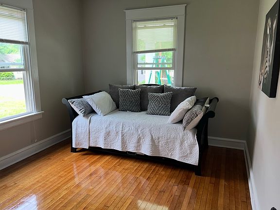 4th image of 2529 Irisdale Ave