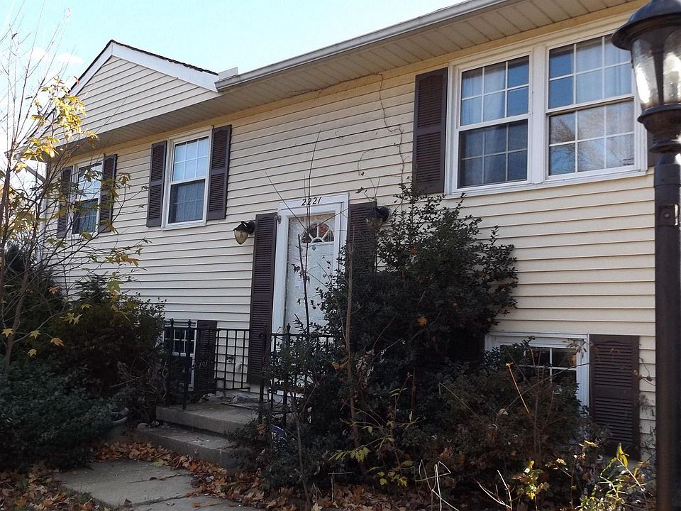 1st image of 2221 Rosewood Dr