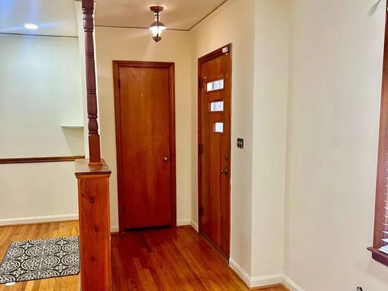 2560 Wood Valley Dr — Photo 3