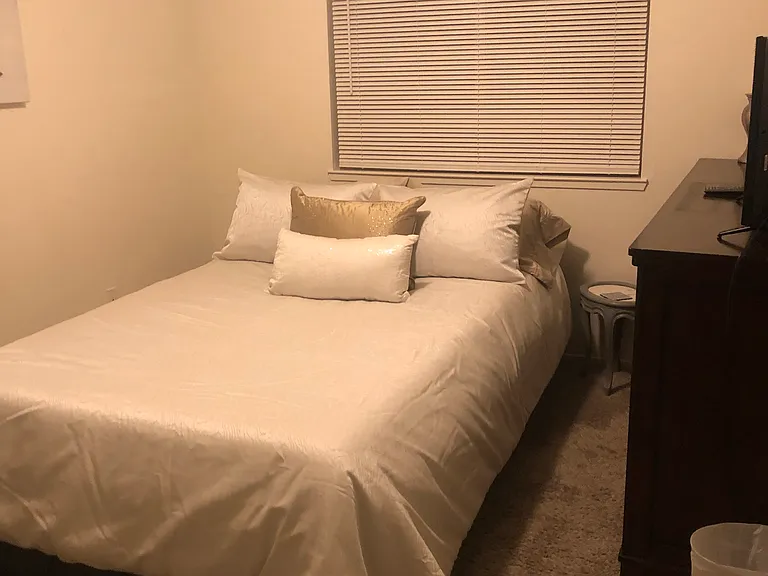 Bedroom 2 queen bed