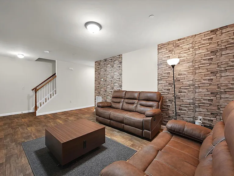 721 Farmwood Ln — Photo 6
