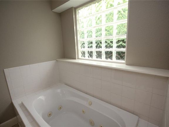 4th image of 1403 Barberry Ln