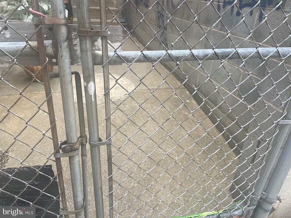 2nd image of 1410 W Rockland St