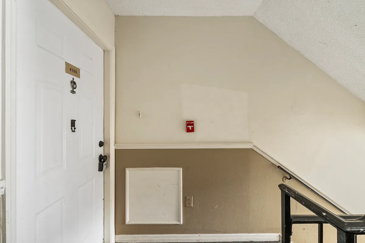 Building Photo - 4160 Versailles Dr #4160D