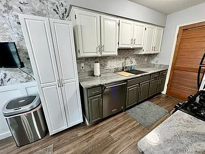 2nd image of 7647 Woodview Dr