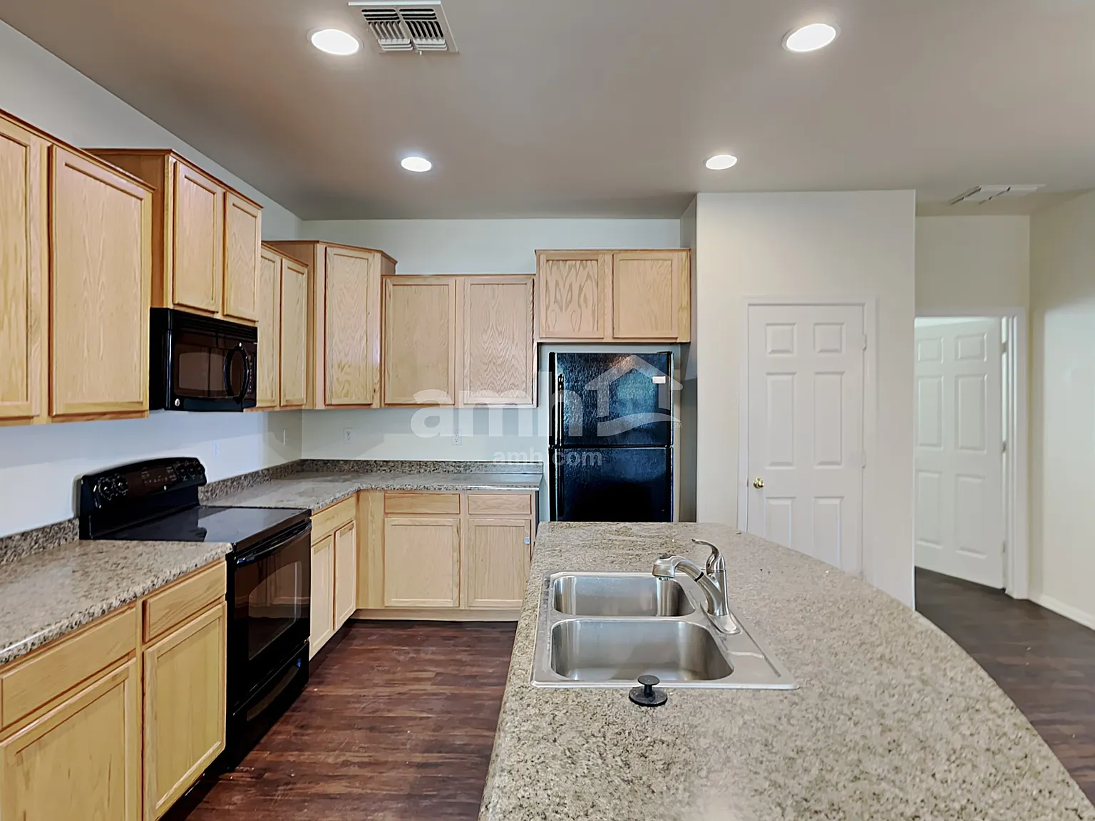 4 bed, 2.0 bath, 2348 sqft, $2,195 — Photo 4