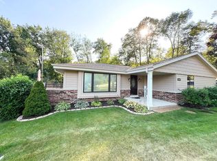 19105 W Overlook Dr, New Berlin, WI 53146