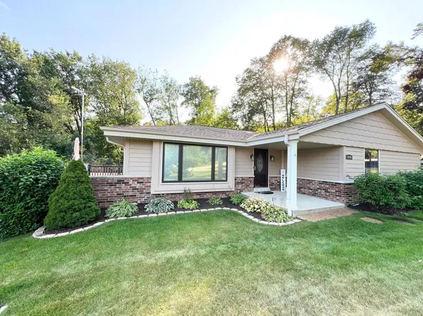 19105 West Overlook DRIVE, New Berlin, WI 53146