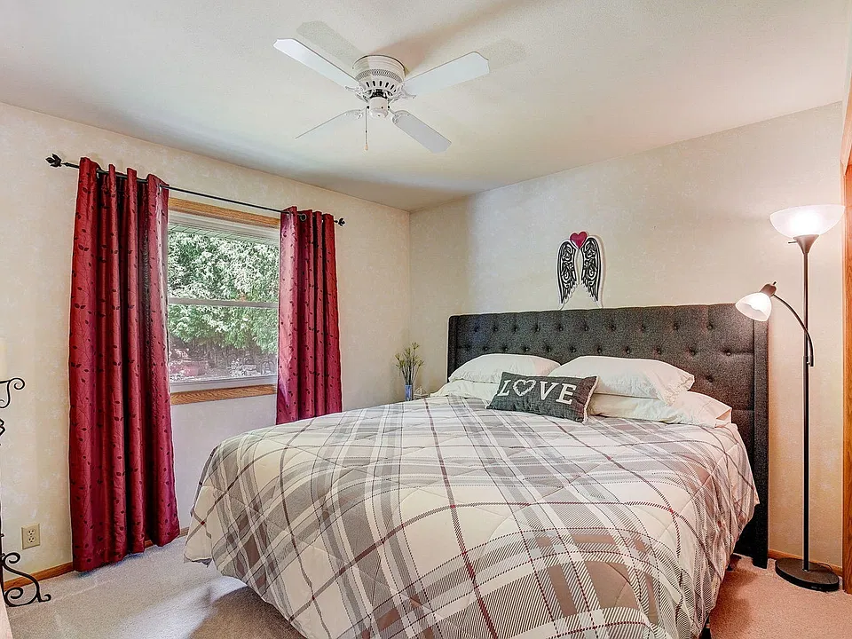 W233N6884 Candlewick Dr