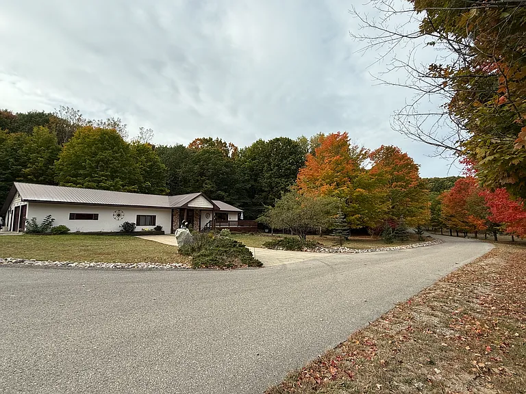 890 Pleasant Valley Rd — Photo 2