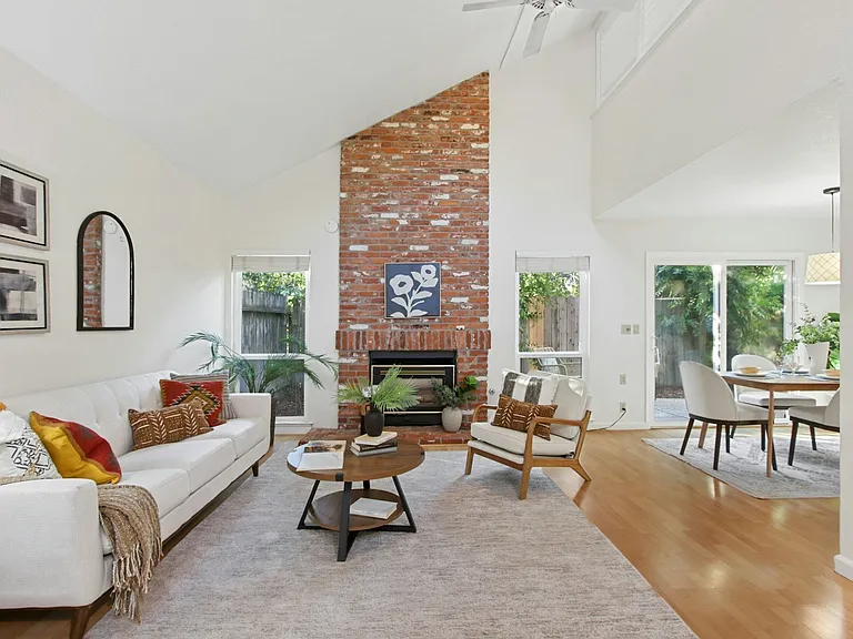 325 E 8th St #3 — Photo 3