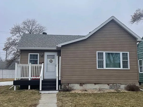 521 1st St S, Wahpeton, ND 58075