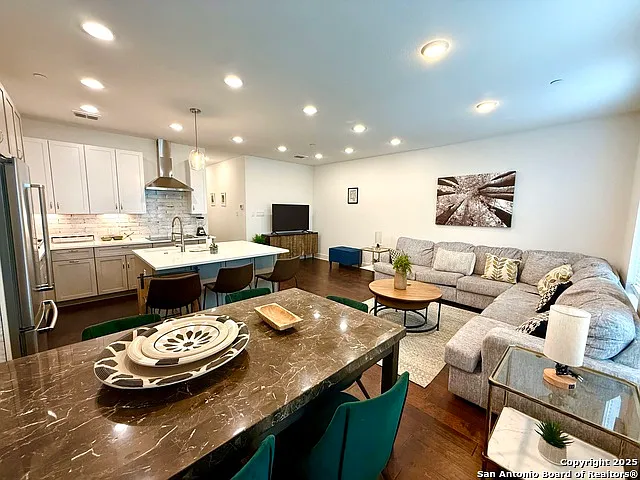 808 E Carson St #102 — Photo 3