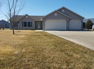 N7839 Maple Ridge Rd, Oconomowoc, WI 53066