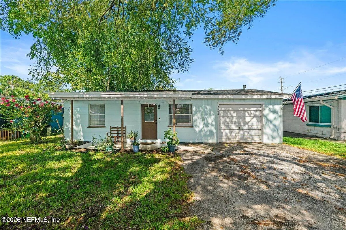 2 bed, 1.0 bath, 828 sqft, $1,700 — Photo 1
