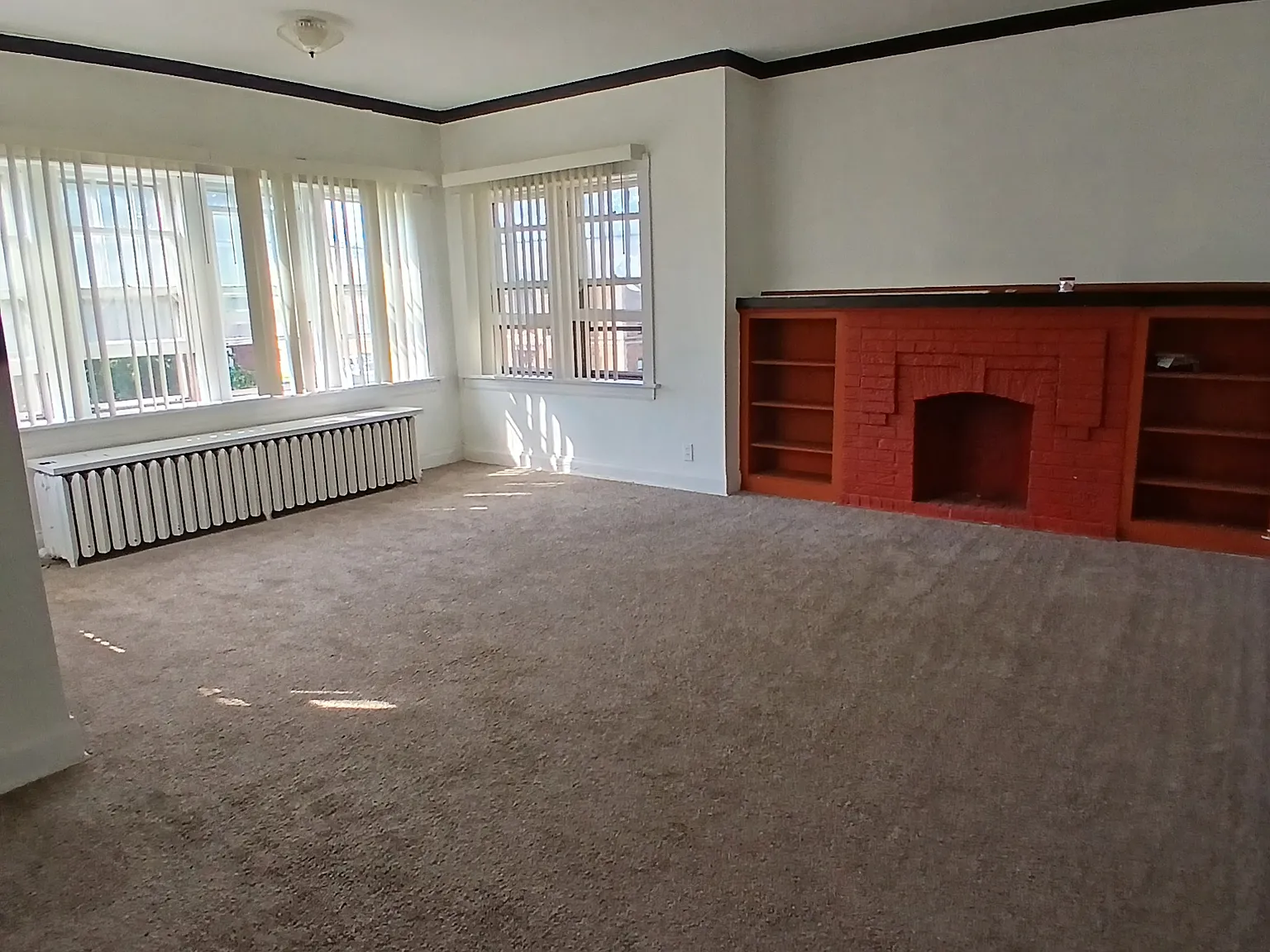 3 bed, 900 sqft, $1,900 — Photo 1