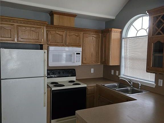3rd image of 423 La Mancha Dr APT 4