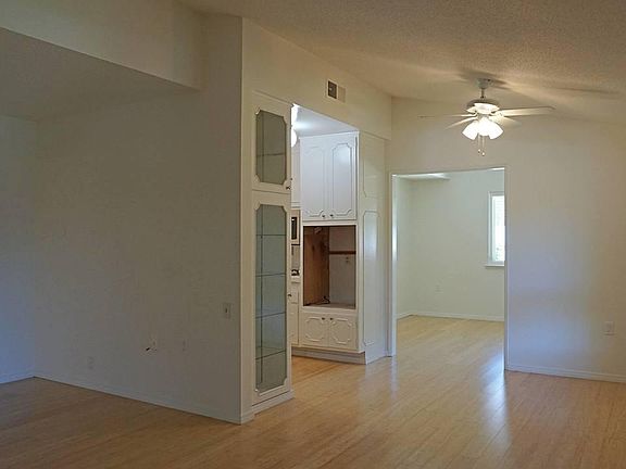 5th image of 19207 Ave Of The Oaks Unit B