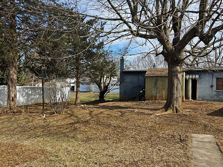 101 N Forrest St — Photo 15