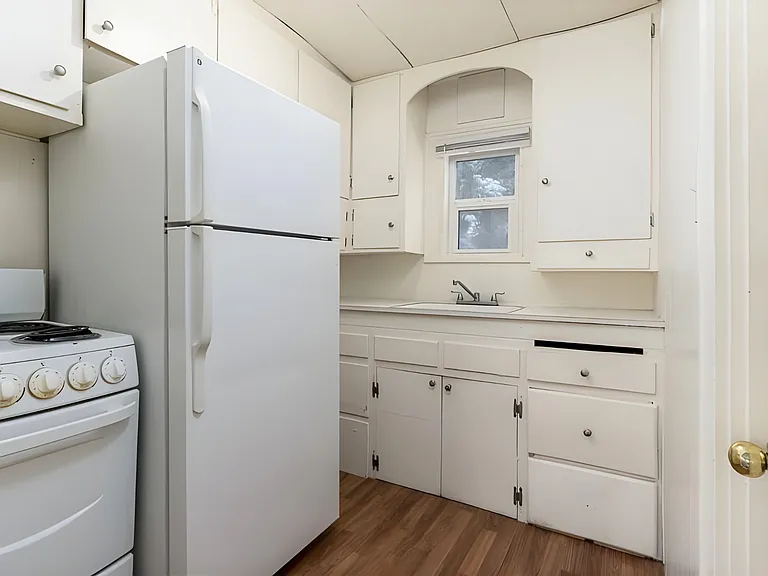 723 W Lewis St — Photo 9