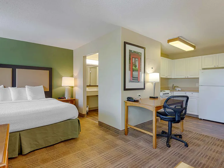 Deluxe Studio - 1 King Bed